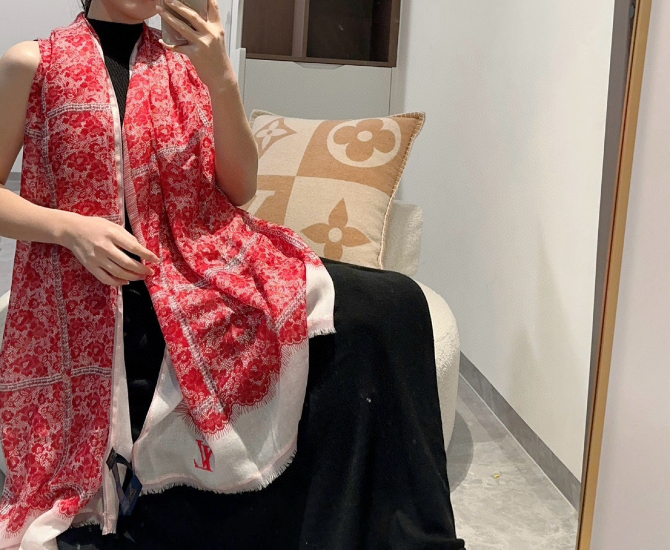 这款当之无愧的新款爆款，LV单品，四边金属框打造极致奢华的大牌风，纯色配以两大创造师的经典logo，低调