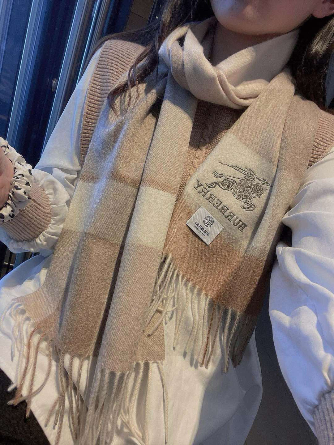 百分百山羊绒 🆕【▪️ 惊艳！披着围着都美的~让人过目不忘！！】巴宝莉这款出来的效果真的，一秒美晕！！太