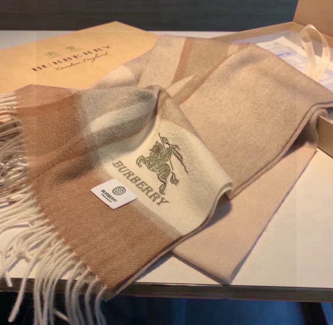 百分百山羊绒 🆕【▪️ 惊艳！披着围着都美的~让人过目不忘！！】巴宝莉这款出来的效果真的，一秒美晕！！太