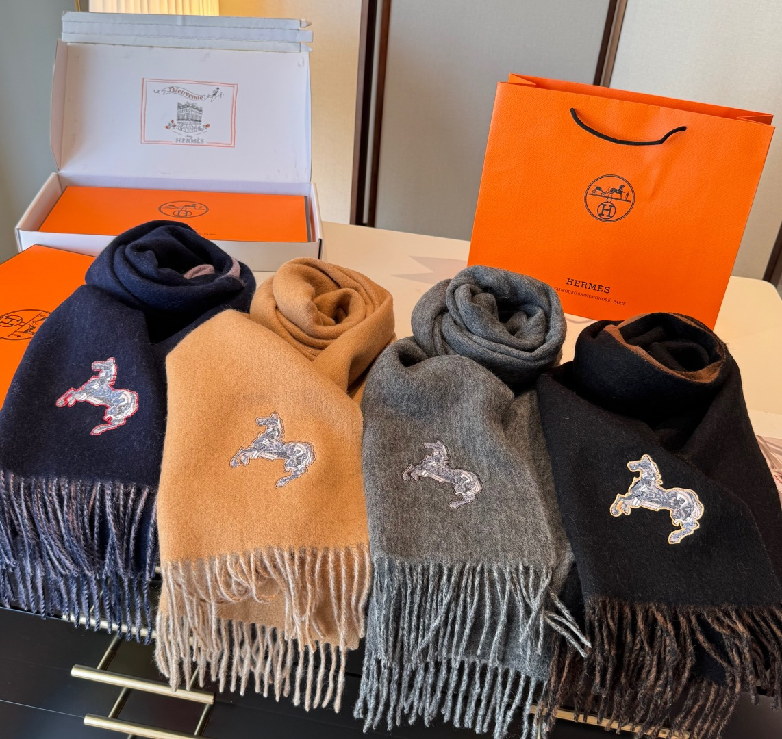 ✨✨爱马仕双面围巾❗好看的要疯掉了，太有型太有魅力了❗❗非常斯文时尚的秋冬单品！真的很喜欢，非常Clas