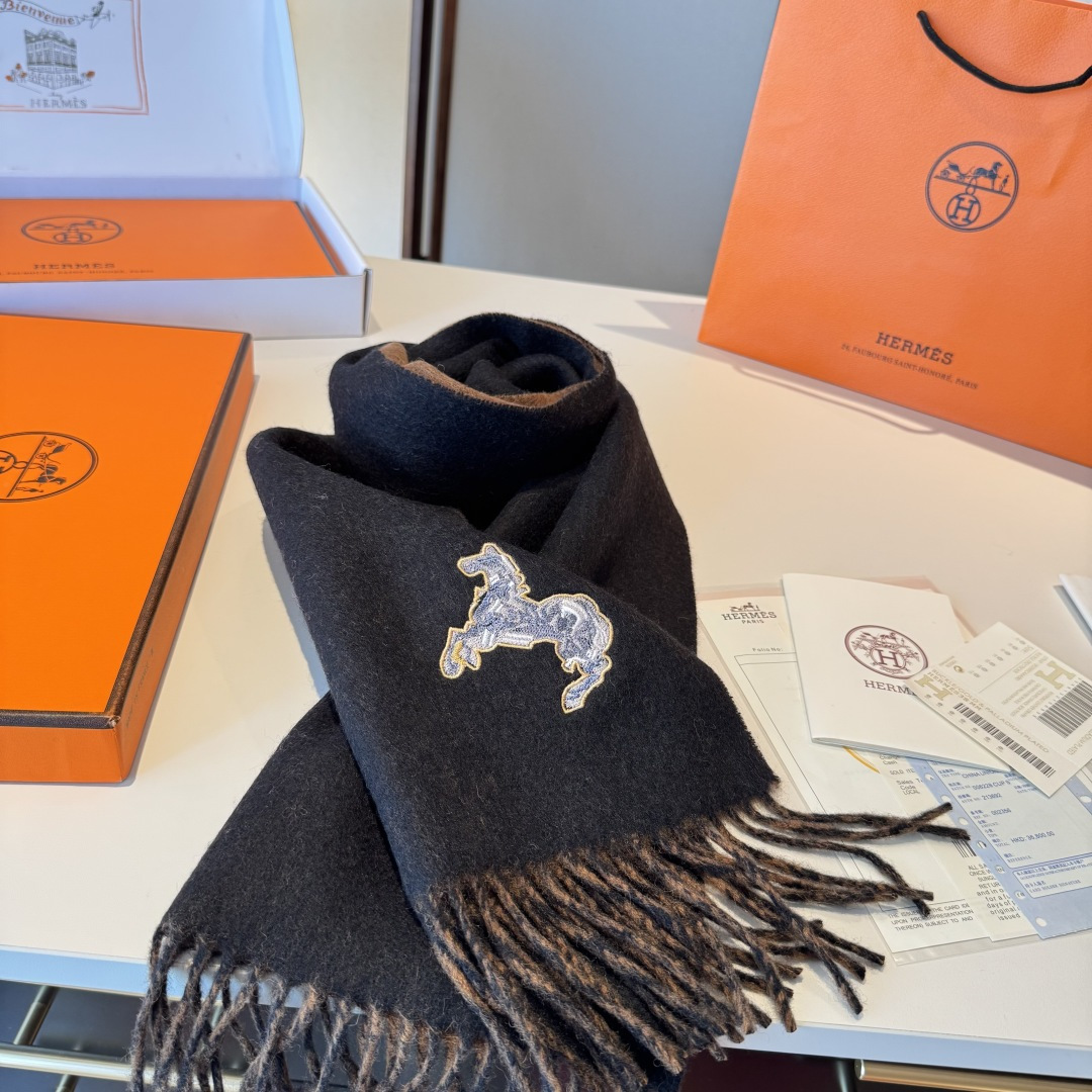 ✨✨爱马仕双面围巾❗好看的要疯掉了，太有型太有魅力了❗❗非常斯文时尚的秋冬单品！真的很喜欢，非常Clas