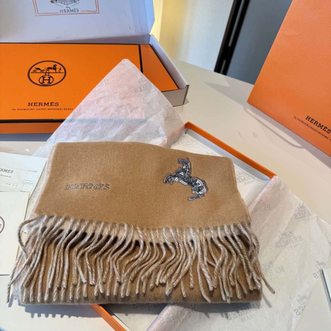 ✨✨爱马仕双面围巾❗好看的要疯掉了，太有型太有魅力了❗❗非常斯文时尚的秋冬单品！真的很喜欢，非常Clas
