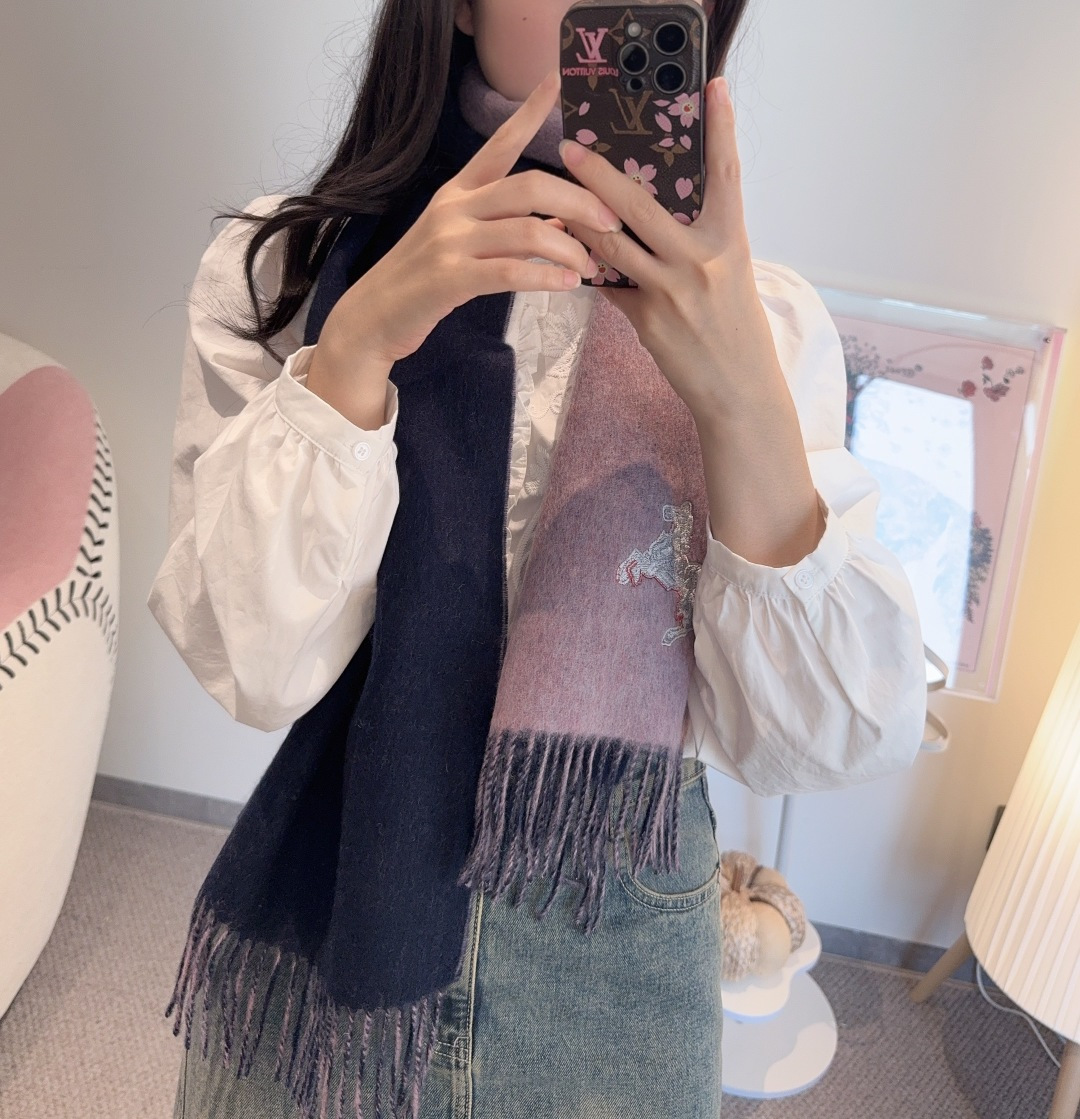 NO:542120,Hermes double-sided scarf looks so beautiful that it is crazy. It is so stylish and charming. It is very gentle and fashionable autumn and winter items!  I really like it. The classical men's design lamb velvet looks really amazing. The upper body effect is really good no matter how you surround it!  !  This style is really bought with your eyes closed, and it is easy to control at any age!  !  !  30*200cm high-version scarf, high-version scarf, hermes19860909爱马仕双面围巾好看的要疯掉了,太有型太有魅力了非常斯文时尚的秋冬单品！真的很喜欢,非常Classical的男款设计羔绒,手感真的绝了上身效果真的随便怎么围都好看！！这种款式真的闭着眼买,任何年龄层都轻松驾驭！！！30*200cm高版本围巾,高版本围巾,hermes,scarf