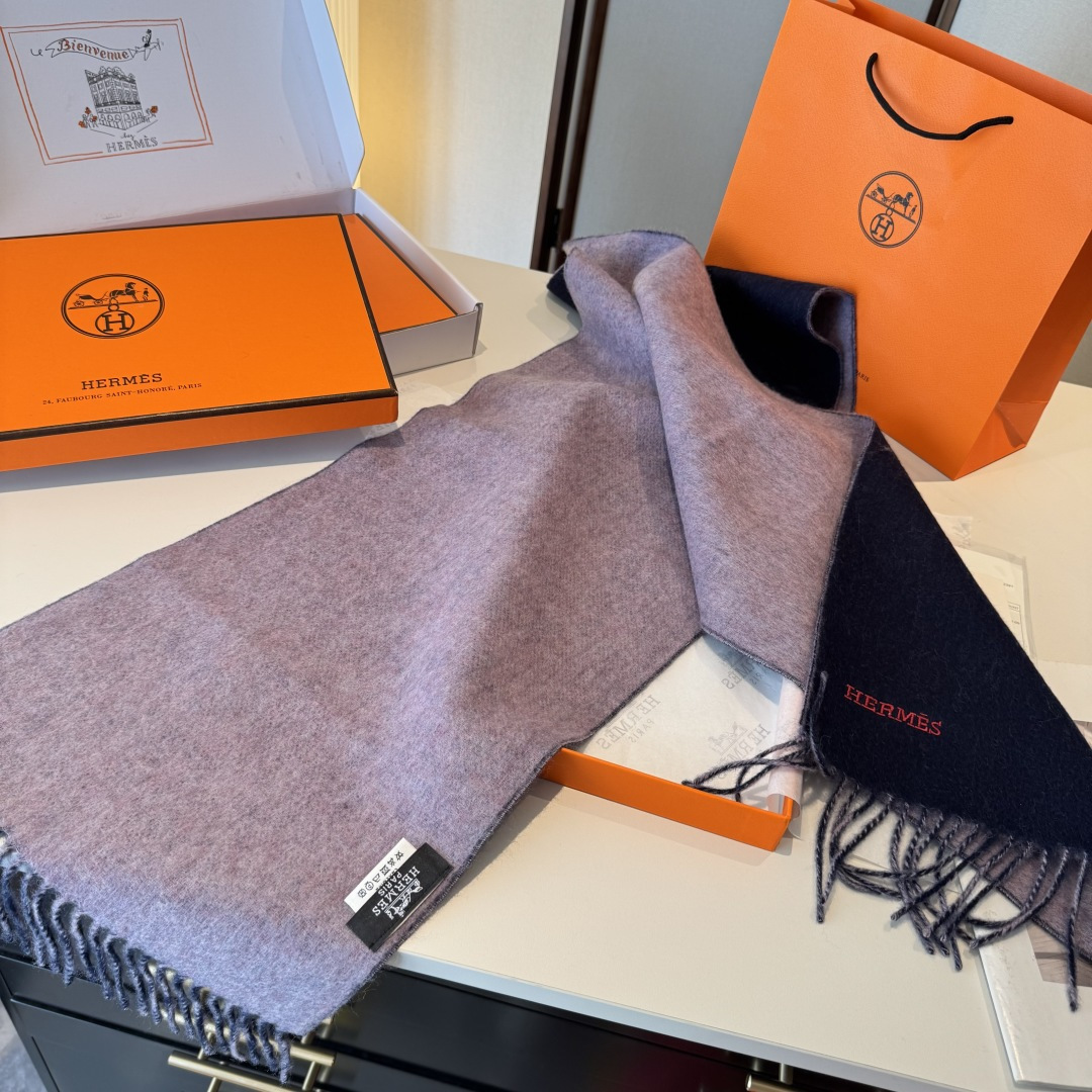 ✨✨爱马仕双面围巾❗好看的要疯掉了，太有型太有魅力了❗❗非常斯文时尚的秋冬单品！真的很喜欢，非常Clas