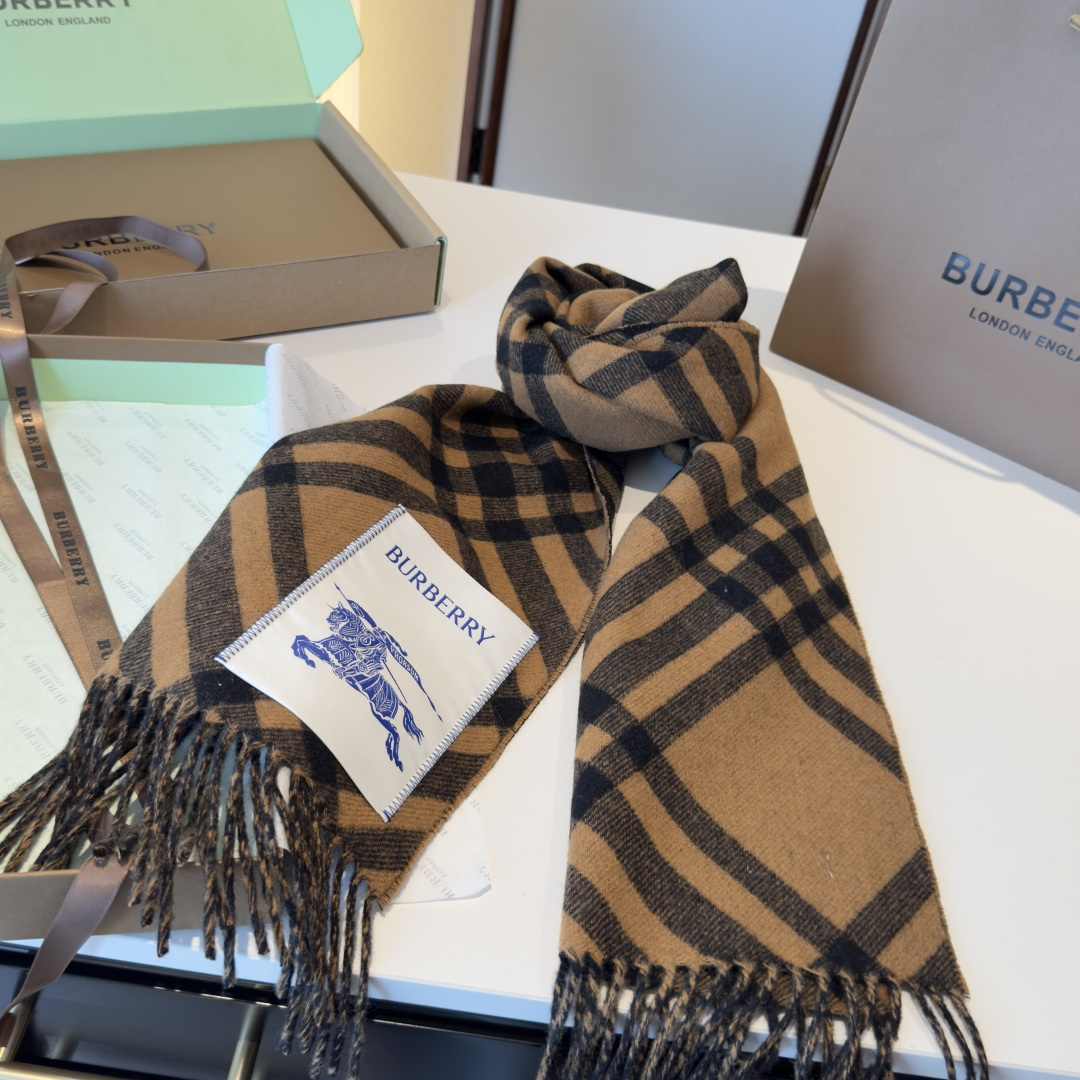 怒推走量新款🎊巴宝莉官网最新款💥 100%顶级双面山羊绒材质。非常保暖👑 柔软亲肤，不扎脖😍经典巴宝莉格