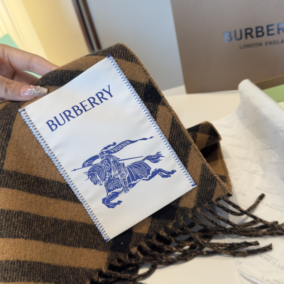 怒推走量新款🎊巴宝莉官网最新款💥 100%顶级双面山羊绒材质。非常保暖👑 柔软亲肤，不扎脖😍经典巴宝莉格