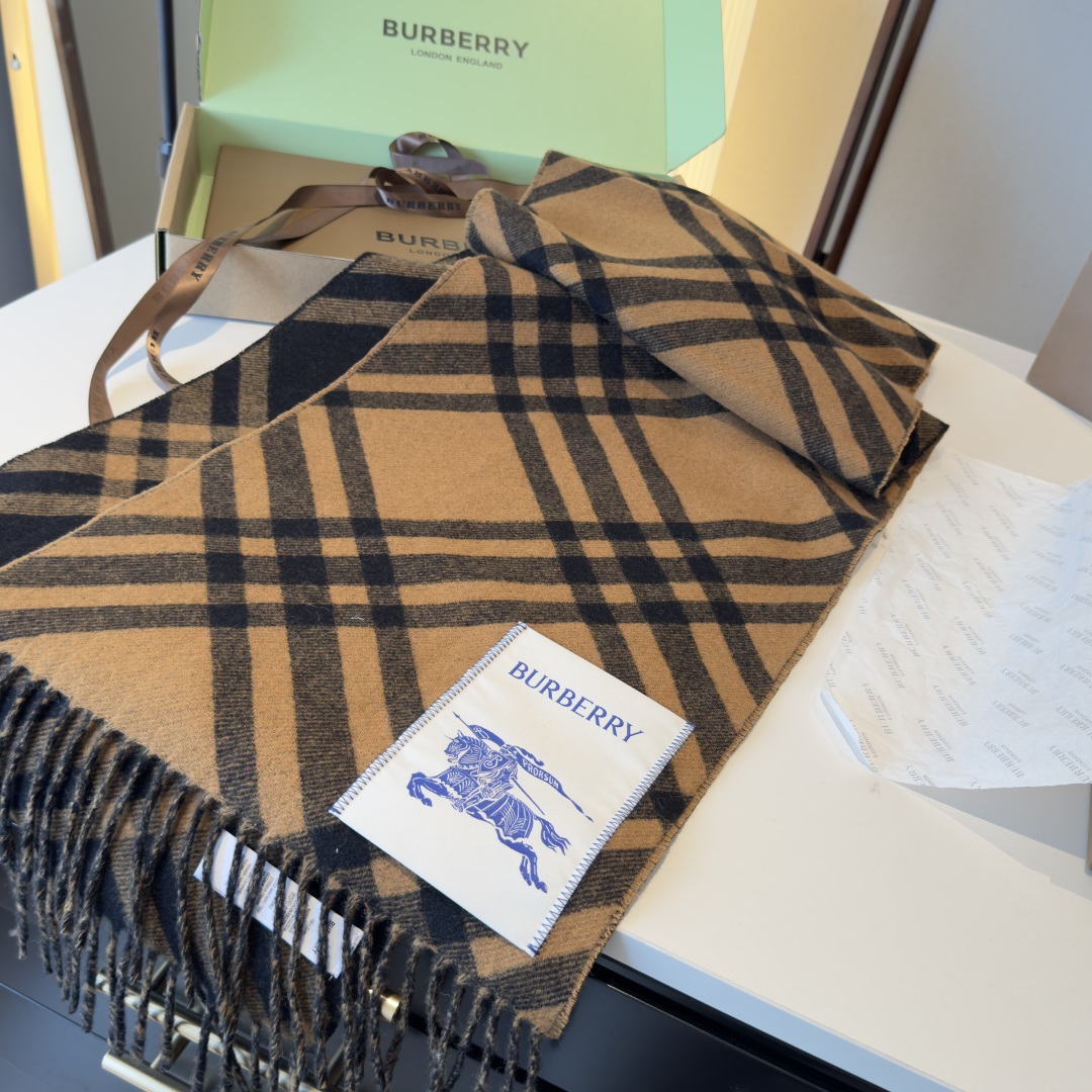 怒推走量新款🎊巴宝莉官网最新款💥 100%顶级双面山羊绒材质。非常保暖👑 柔软亲肤，不扎脖😍经典巴宝莉格