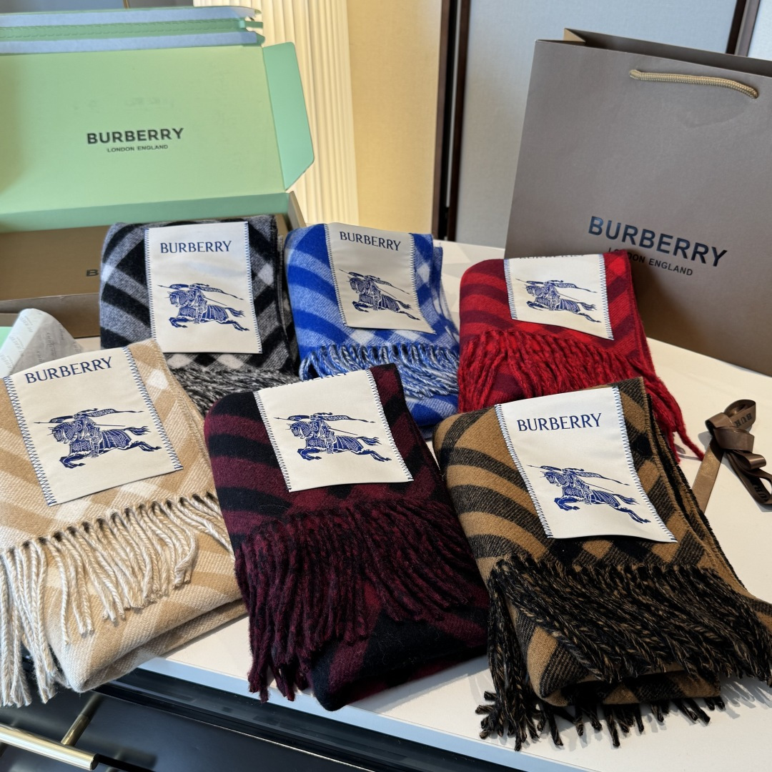 怒推走量新款🎊巴宝莉官网最新款💥 100%顶级双面山羊绒材质。非常保暖👑 柔软亲肤，不扎脖😍经典巴宝莉格