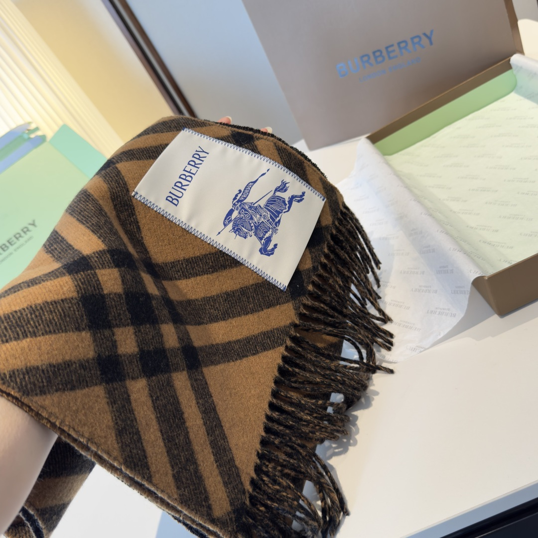 怒推走量新款🎊巴宝莉官网最新款💥 100%顶级双面山羊绒材质。非常保暖👑 柔软亲肤，不扎脖😍经典巴宝莉格