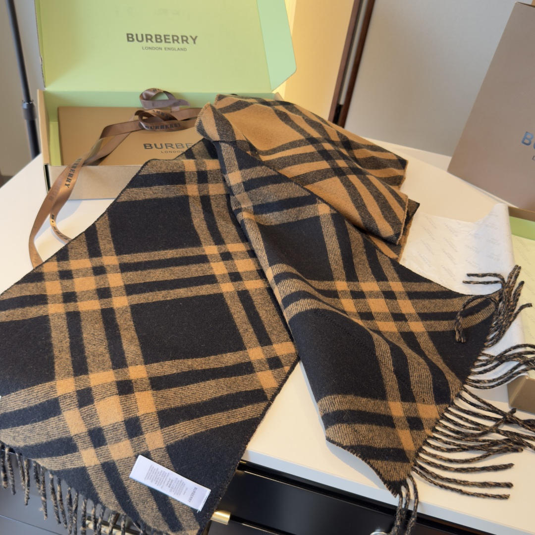 怒推走量新款🎊巴宝莉官网最新款💥 100%顶级双面山羊绒材质。非常保暖👑 柔软亲肤，不扎脖😍经典巴宝莉格