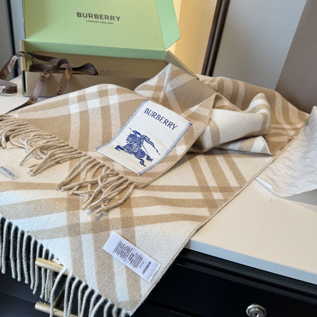 怒推走量新款🎊巴宝莉官网最新款💥 100%顶级双面山羊绒材质。非常保暖👑 柔软亲肤，不扎脖😍经典巴宝莉格