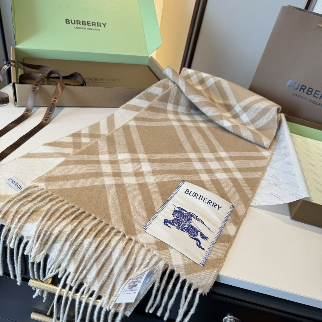 怒推走量新款🎊巴宝莉官网最新款💥 100%顶级双面山羊绒材质。非常保暖👑 柔软亲肤，不扎脖😍经典巴宝莉格