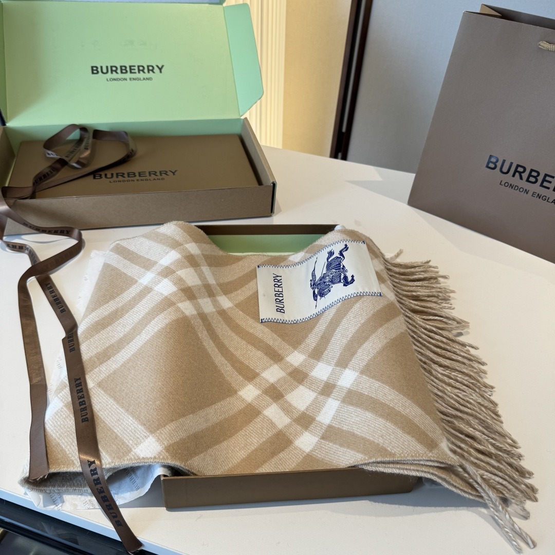 怒推走量新款🎊巴宝莉官网最新款💥 100%顶级双面山羊绒材质。非常保暖👑 柔软亲肤，不扎脖😍经典巴宝莉格