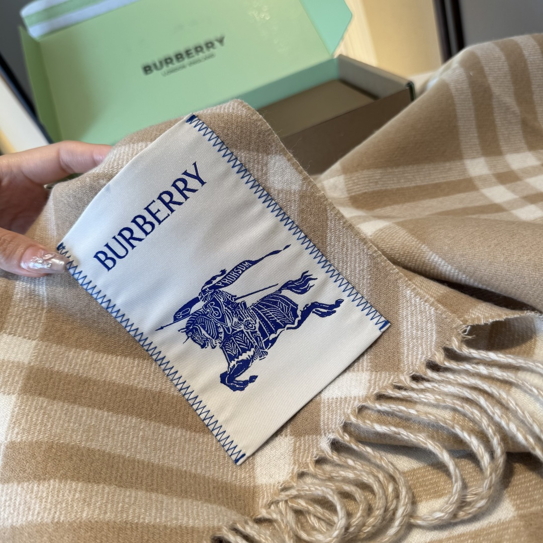 怒推走量新款🎊巴宝莉官网最新款💥 100%顶级双面山羊绒材质。非常保暖👑 柔软亲肤，不扎脖😍经典巴宝莉格