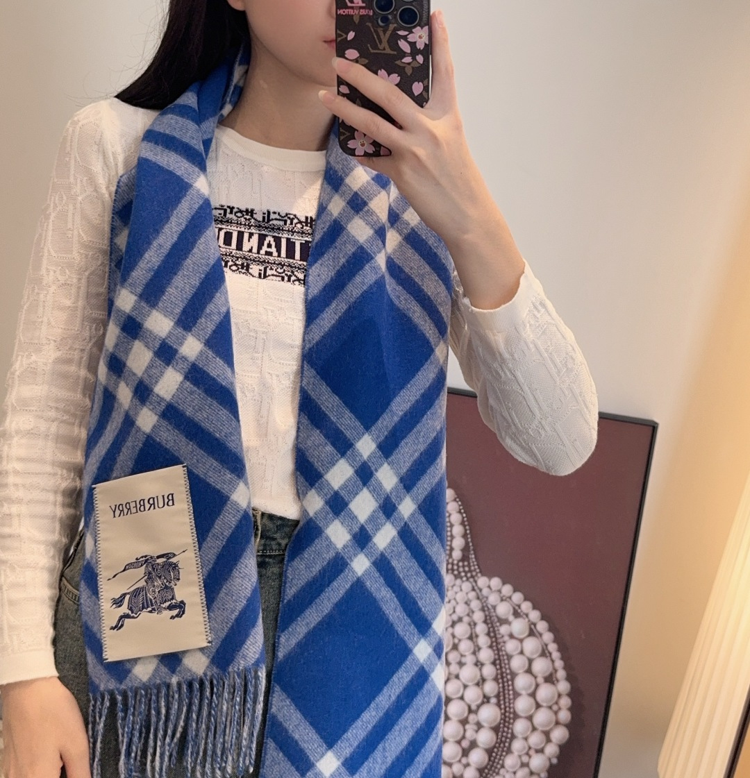 怒推走量新款🎊巴宝莉官网最新款💥 100%顶级双面山羊绒材质。非常保暖👑 柔软亲肤，不扎脖😍经典巴宝莉格