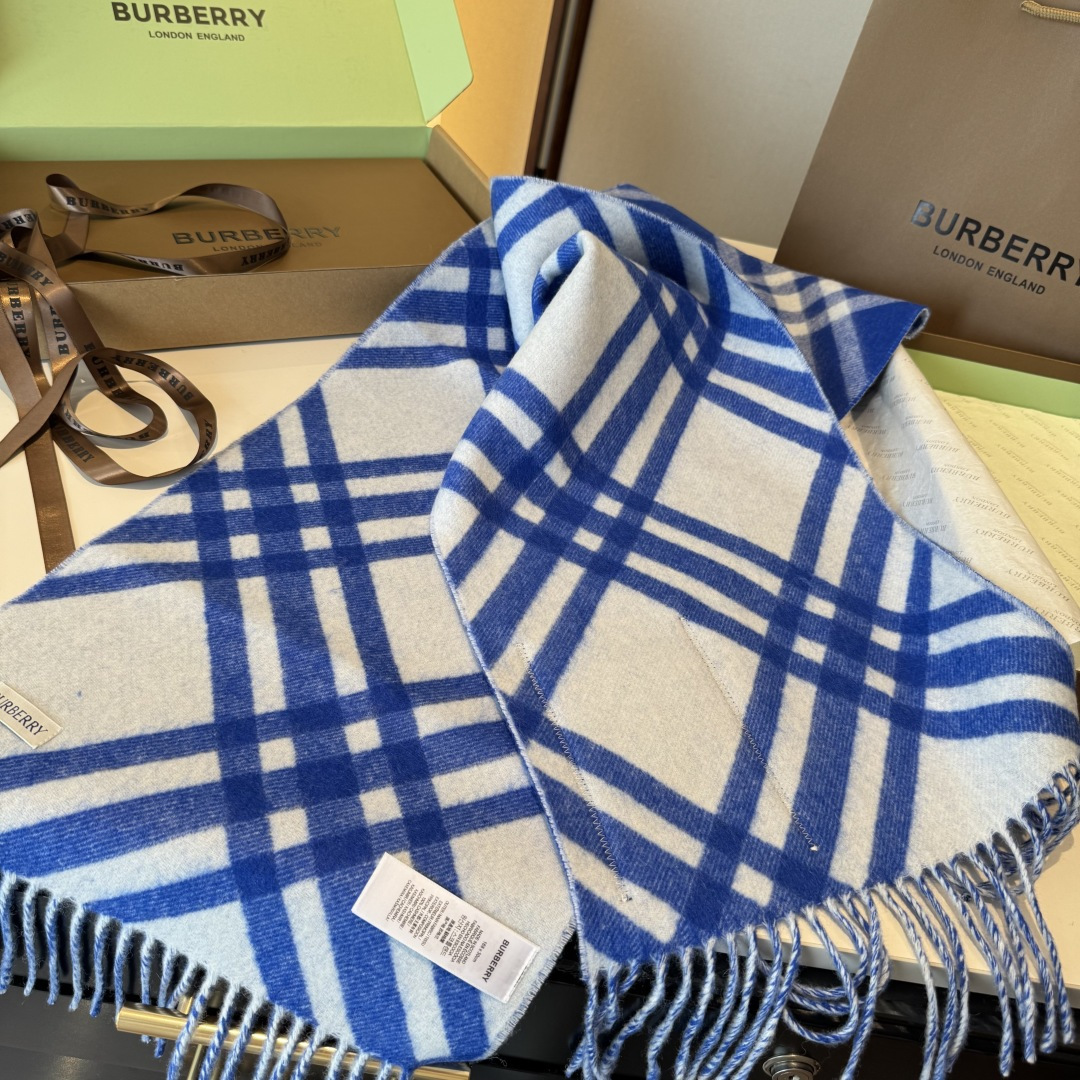 怒推走量新款🎊巴宝莉官网最新款💥 100%顶级双面山羊绒材质。非常保暖👑 柔软亲肤，不扎脖😍经典巴宝莉格