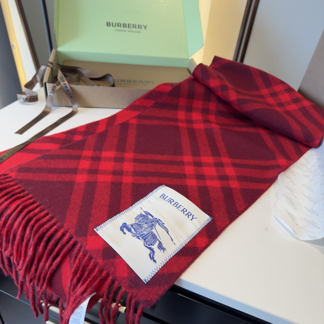 怒推走量新款🎊巴宝莉官网最新款💥 100%顶级双面山羊绒材质。非常保暖👑 柔软亲肤，不扎脖😍经典巴宝莉格