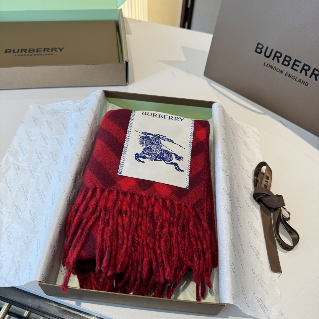 怒推走量新款🎊巴宝莉官网最新款💥 100%顶级双面山羊绒材质。非常保暖👑 柔软亲肤，不扎脖😍经典巴宝莉格