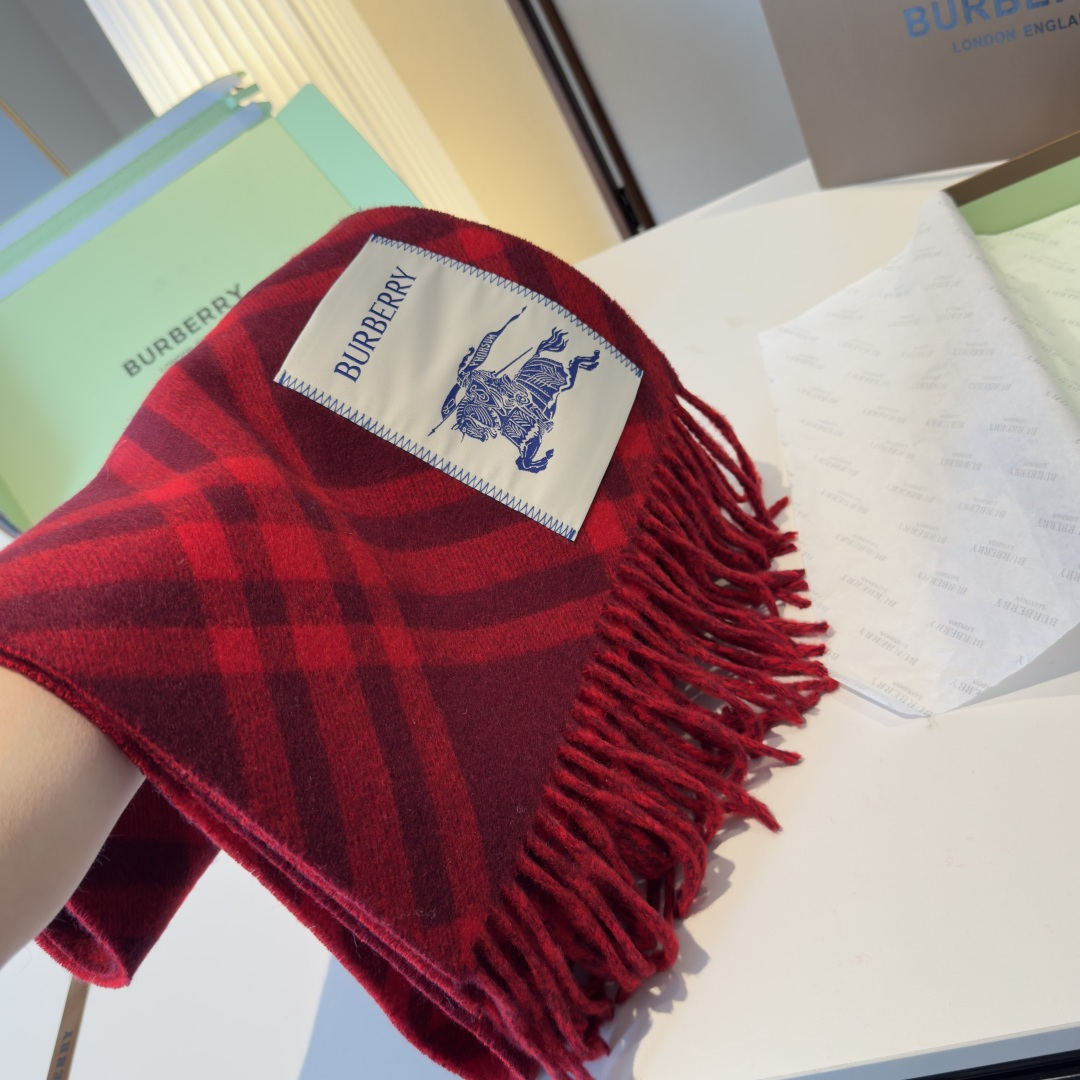 怒推走量新款🎊巴宝莉官网最新款💥 100%顶级双面山羊绒材质。非常保暖👑 柔软亲肤，不扎脖😍经典巴宝莉格