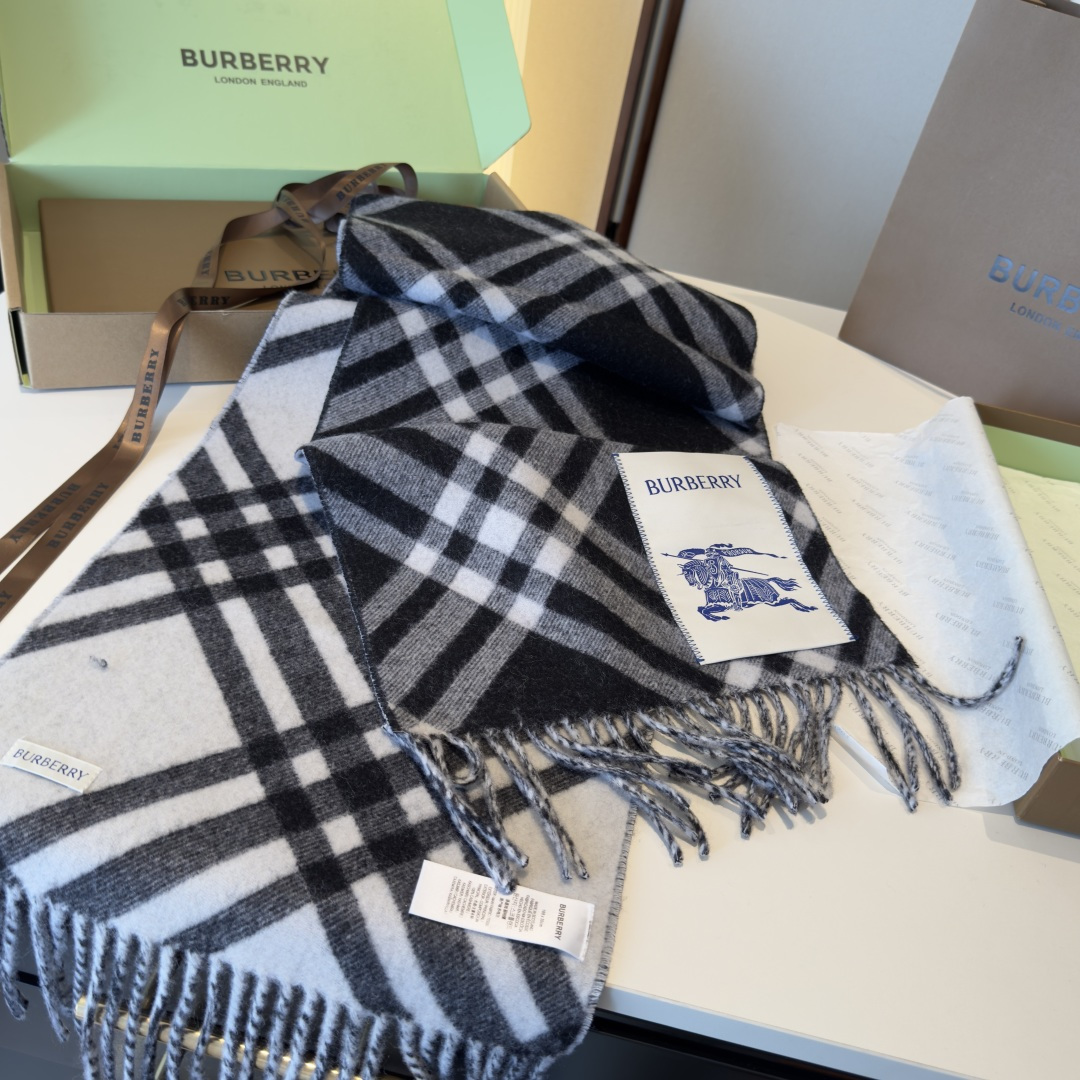 怒推走量新款🎊巴宝莉官网最新款💥 100%顶级双面山羊绒材质。非常保暖👑 柔软亲肤，不扎脖😍经典巴宝莉格