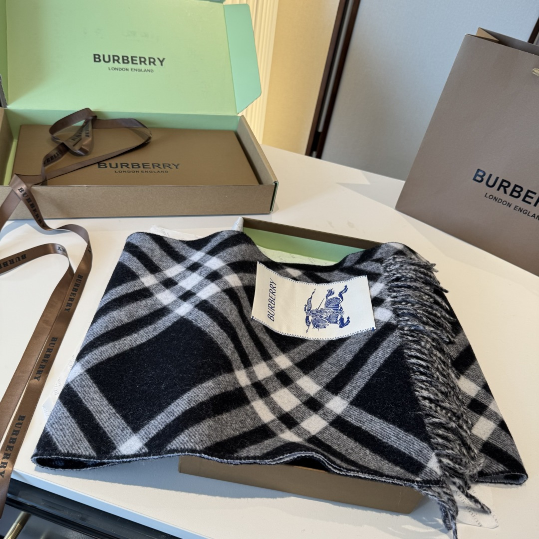 怒推走量新款🎊巴宝莉官网最新款💥 100%顶级双面山羊绒材质。非常保暖👑 柔软亲肤，不扎脖😍经典巴宝莉格