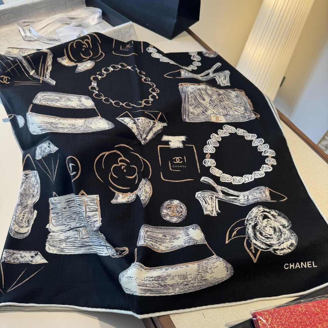 经典茶花优雅Coco风，Chanel最新菱格丝绒大方巾~气质到骨子里，香奶奶新一季的面料超高级，真心超级