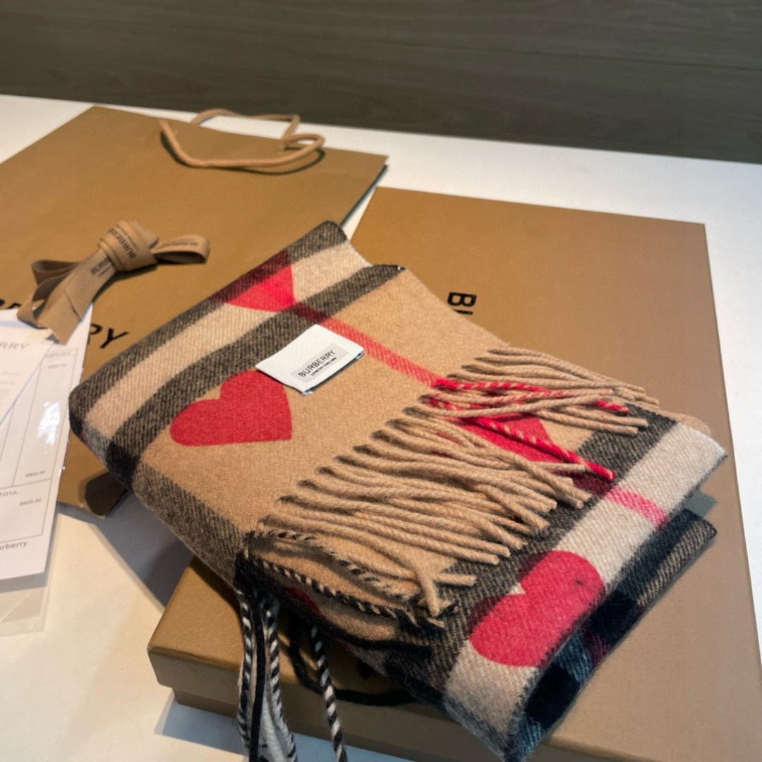 🆕【Bur · ♥️桃心】一年四季皆可使用的单品，而且是衣柜不止一条的专属，出镜率No. 1，巴宝莉羊绒