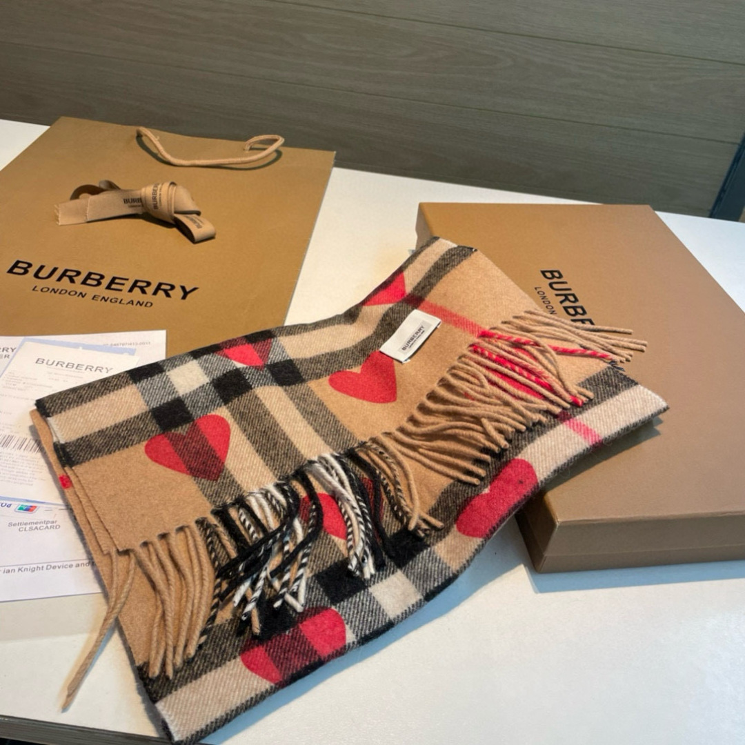 🆕【Bur · ♥️桃心】一年四季皆可使用的单品，而且是衣柜不止一条的专属，出镜率No. 1，巴宝莉羊绒