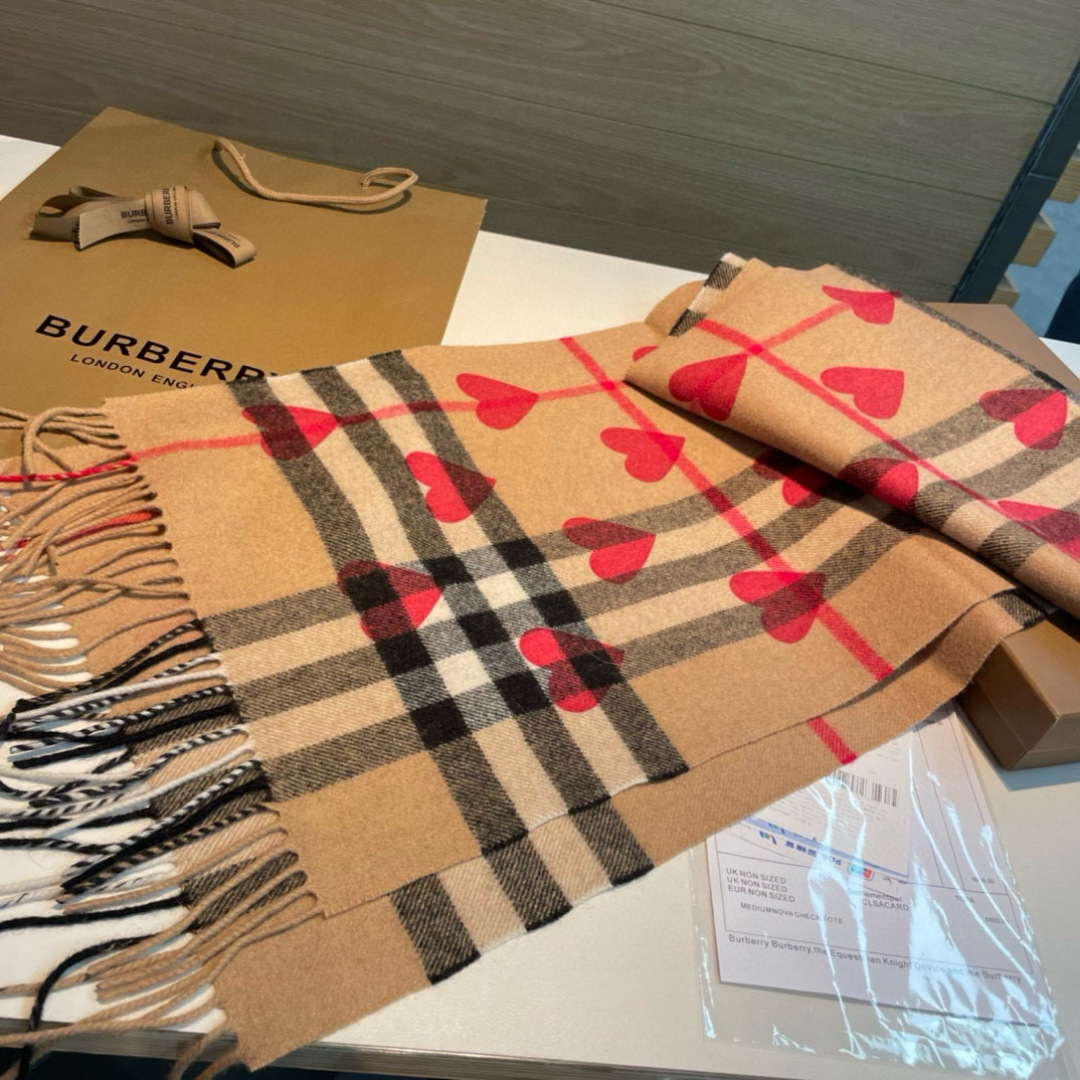 🆕【Bur · ♥️桃心】一年四季皆可使用的单品，而且是衣柜不止一条的专属，出镜率No. 1，巴宝莉羊绒