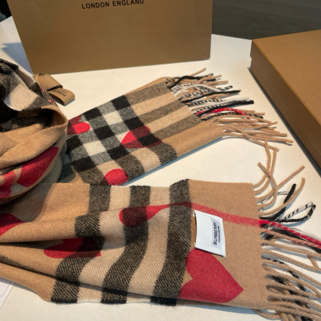 🆕【Bur · ♥️桃心】一年四季皆可使用的单品，而且是衣柜不止一条的专属，出镜率No. 1，巴宝莉羊绒