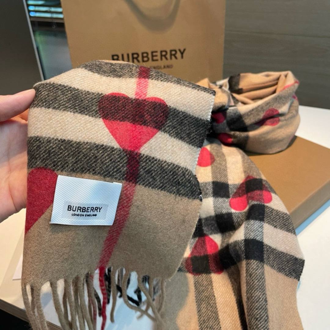 🆕【Bur · ♥️桃心】一年四季皆可使用的单品，而且是衣柜不止一条的专属，出镜率No. 1，巴宝莉羊绒