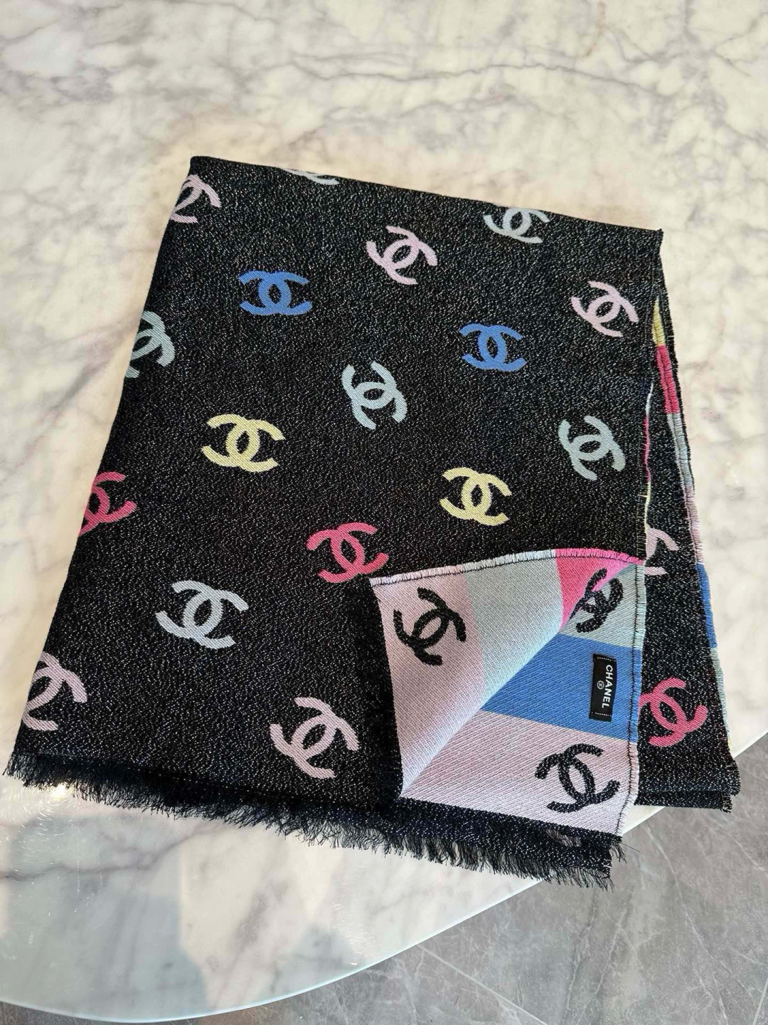 爆款彩虹围巾果然是芭比的配色，上身非常好看香奈儿彩虹围巾，chanel24c 早春新品彩虹亮丝围巾披肩，