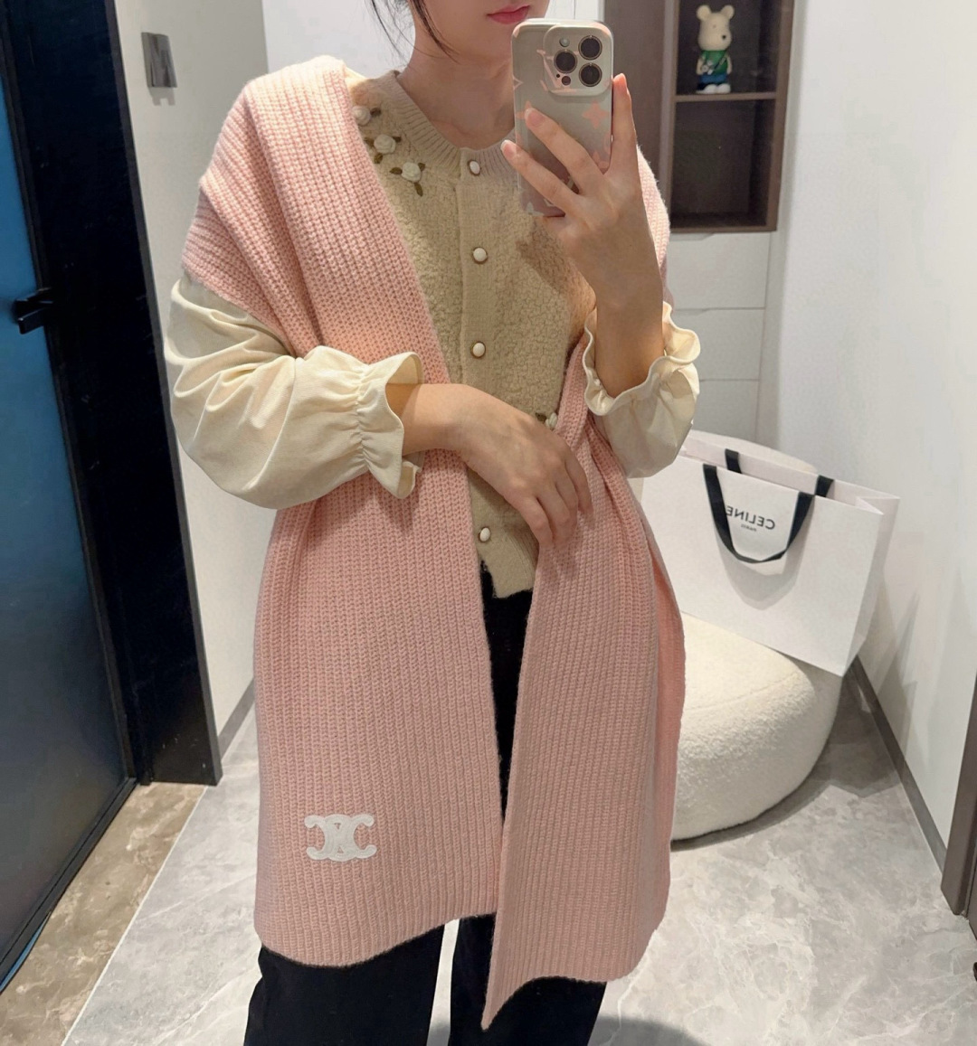 CELINE· 赛琳经典羊绒围巾❗来个硬货.麻溜的安排上.纯正出口❗原订单已经交货一批，其中一批刚过海关