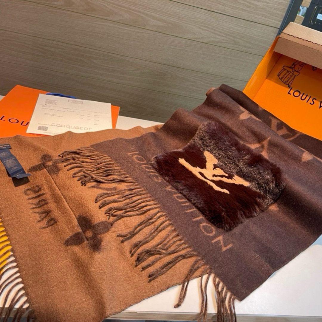 L口袋羊绒长巾🆕LV新款披肩围巾，延续冬日经典❗️羊绒添缀兔毛P口袋，嵌饰 Monogram 图案更显尊