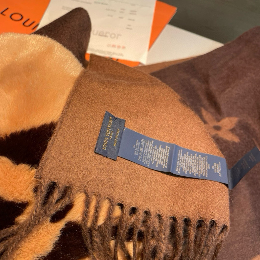 L口袋羊绒长巾🆕LV新款披肩围巾，延续冬日经典❗️羊绒添缀兔毛P口袋，嵌饰 Monogram 图案更显尊