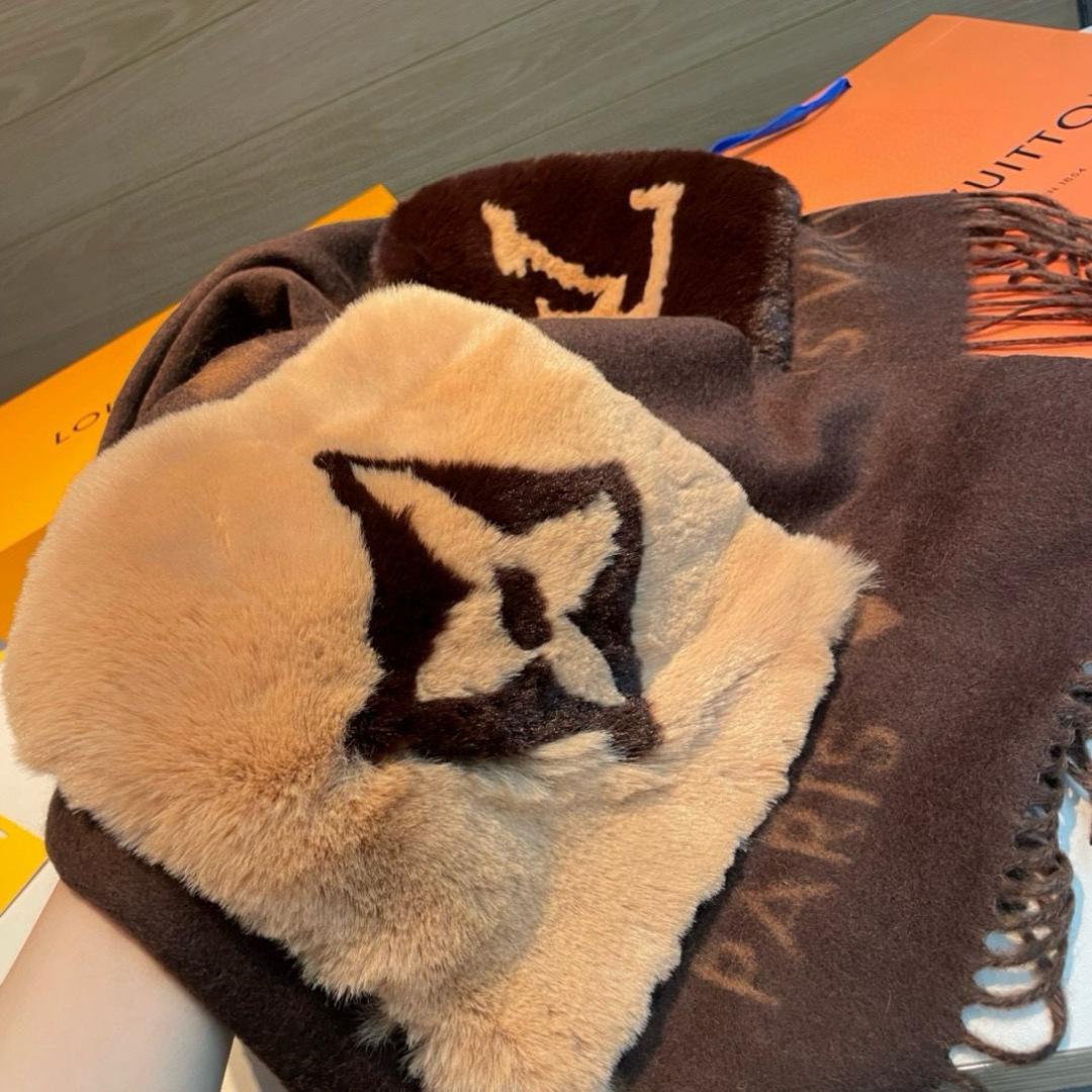 L口袋羊绒长巾🆕LV新款披肩围巾，延续冬日经典❗️羊绒添缀兔毛P口袋，嵌饰 Monogram 图案更显尊