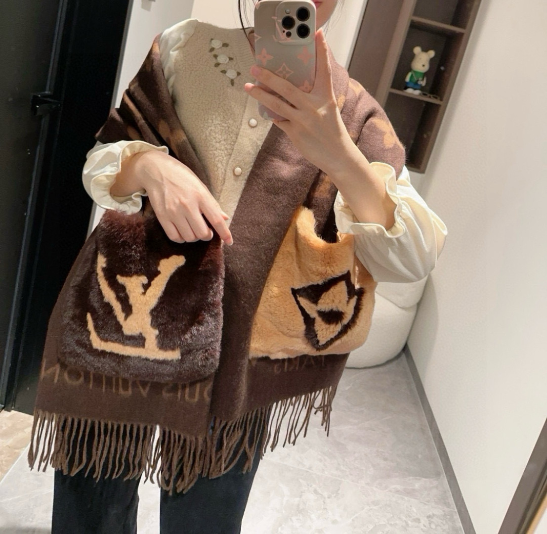 L口袋羊绒长巾🆕LV新款披肩围巾，延续冬日经典❗️羊绒添缀兔毛P口袋，嵌饰 Monogram 图案更显尊