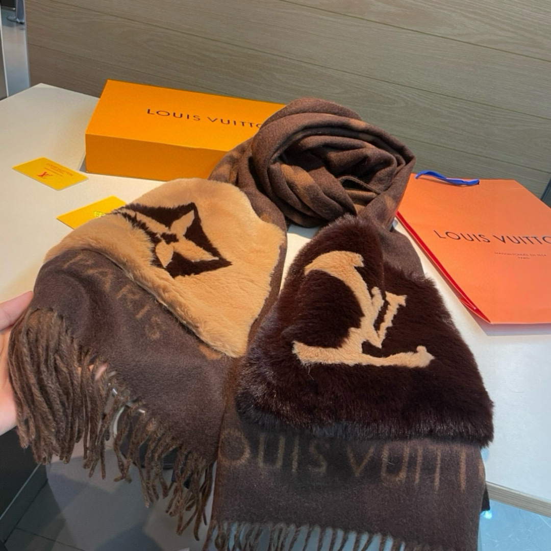 L口袋羊绒长巾🆕LV新款披肩围巾，延续冬日经典❗️羊绒添缀兔毛P口袋，嵌饰 Monogram 图案更显尊