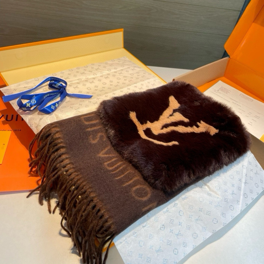 L口袋羊绒长巾🆕LV新款披肩围巾，延续冬日经典❗️羊绒添缀兔毛P口袋，嵌饰 Monogram 图案更显尊