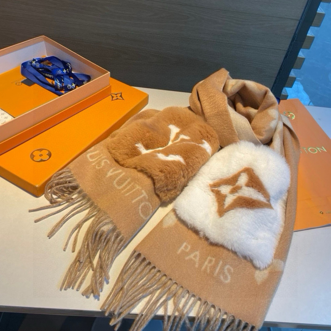 L口袋羊绒长巾🆕LV新款披肩围巾，延续冬日经典❗️羊绒添缀兔毛P口袋，嵌饰 Monogram 图案更显尊