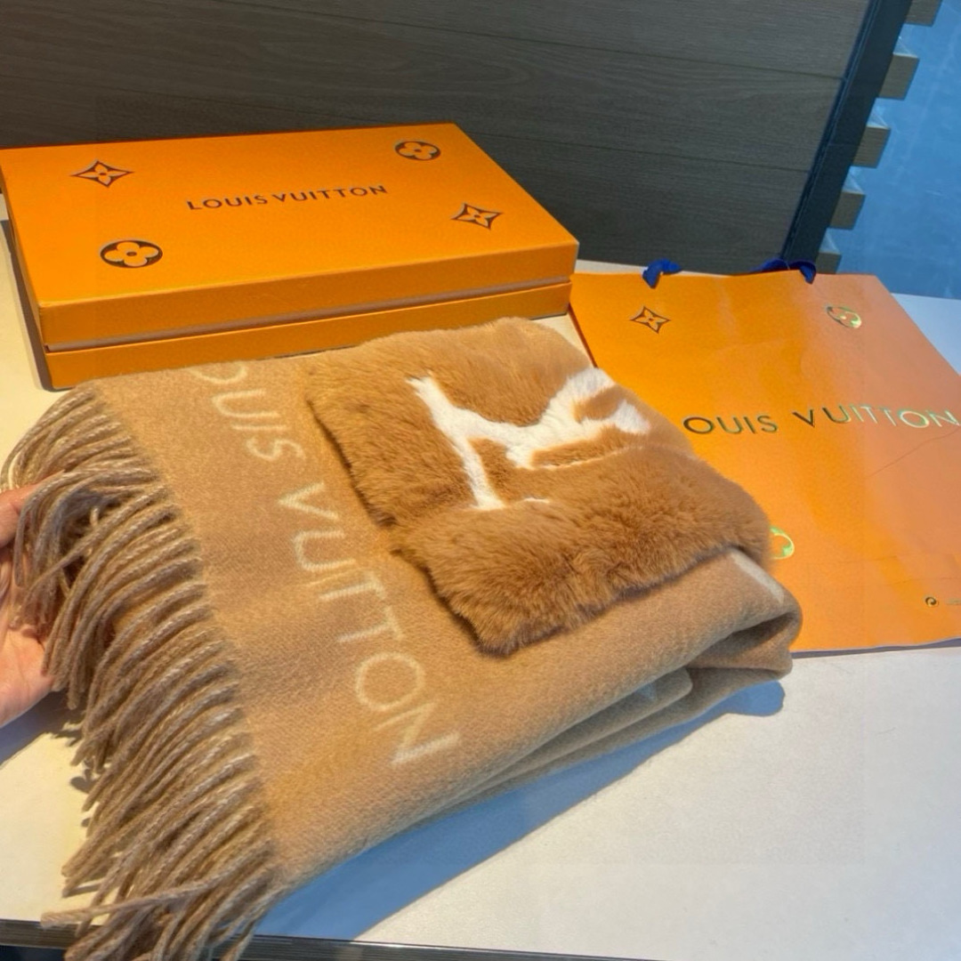 L口袋羊绒长巾🆕LV新款披肩围巾，延续冬日经典❗️羊绒添缀兔毛P口袋，嵌饰 Monogram 图案更显尊