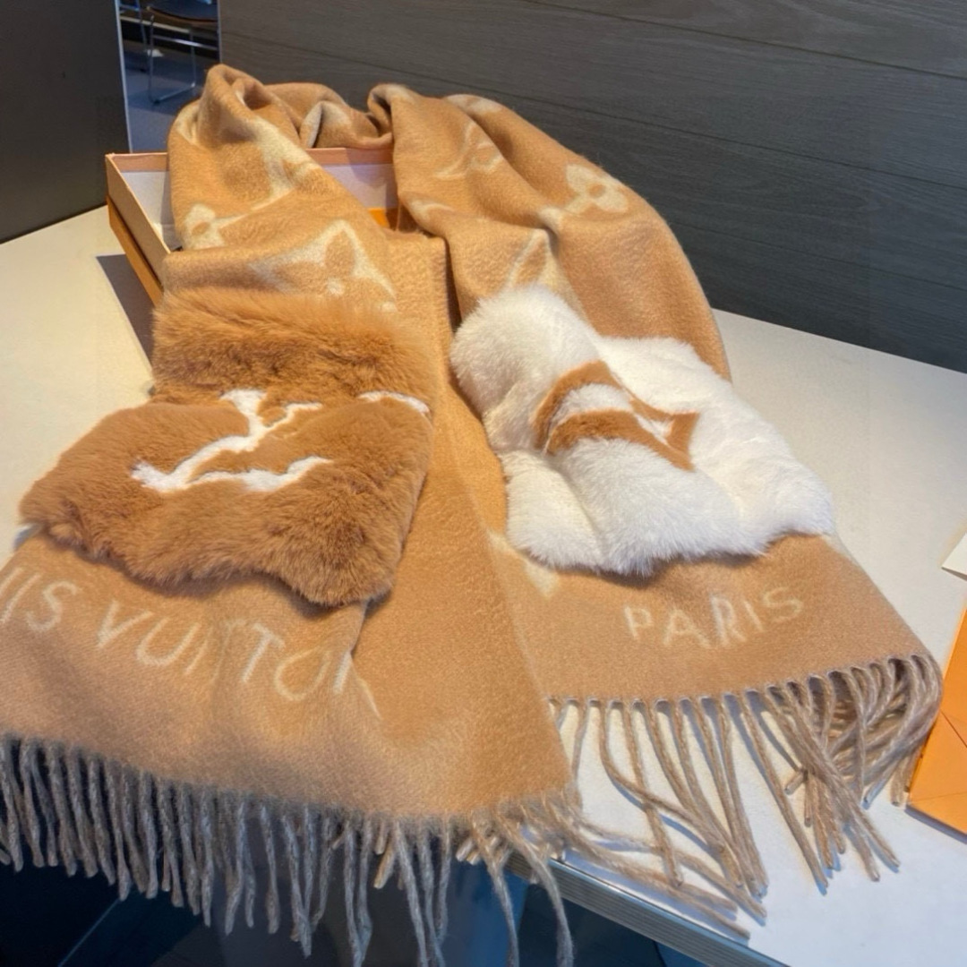 L口袋羊绒长巾🆕LV新款披肩围巾，延续冬日经典❗️羊绒添缀兔毛P口袋，嵌饰 Monogram 图案更显尊