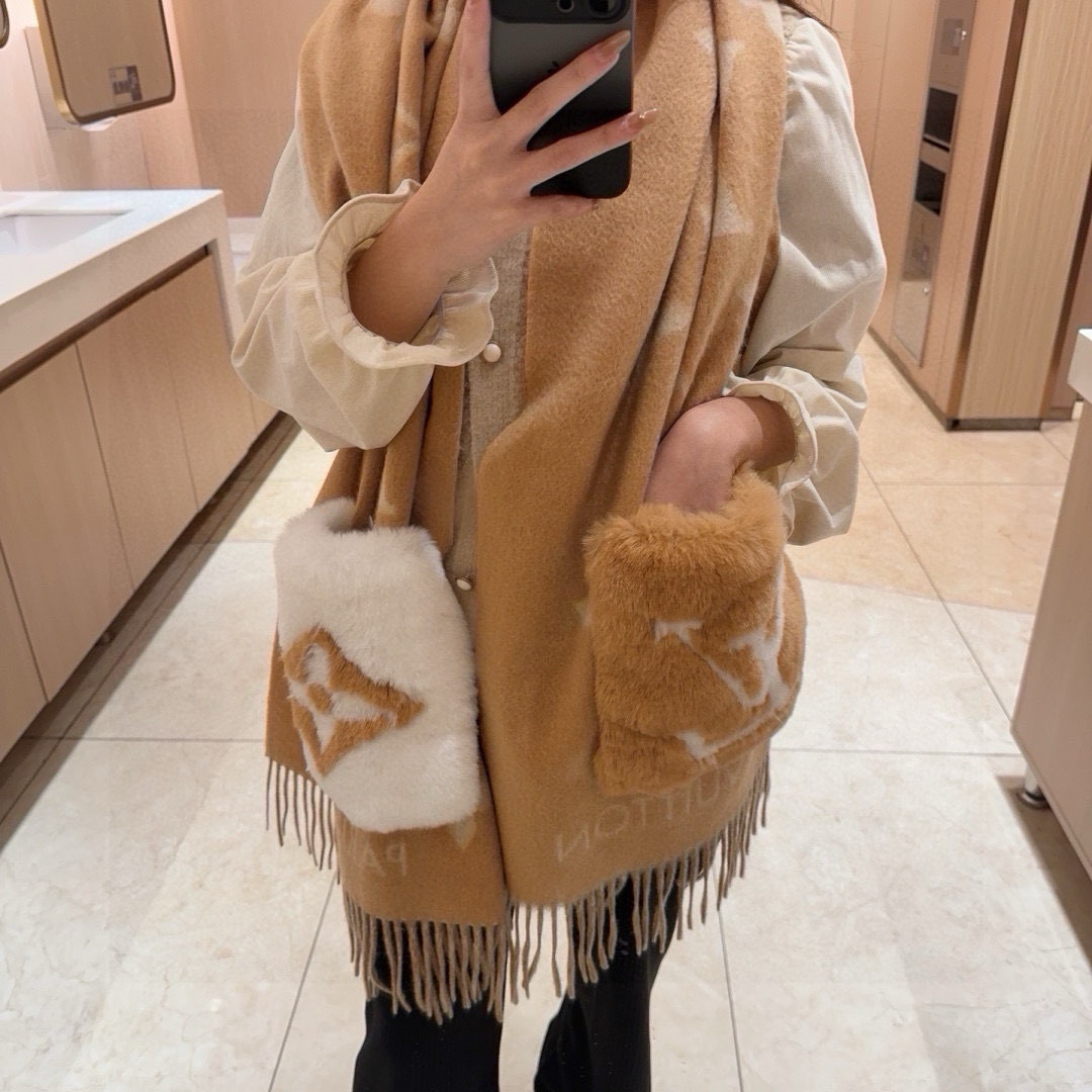 L口袋羊绒长巾🆕LV新款披肩围巾，延续冬日经典❗️羊绒添缀兔毛P口袋，嵌饰 Monogram 图案更显尊