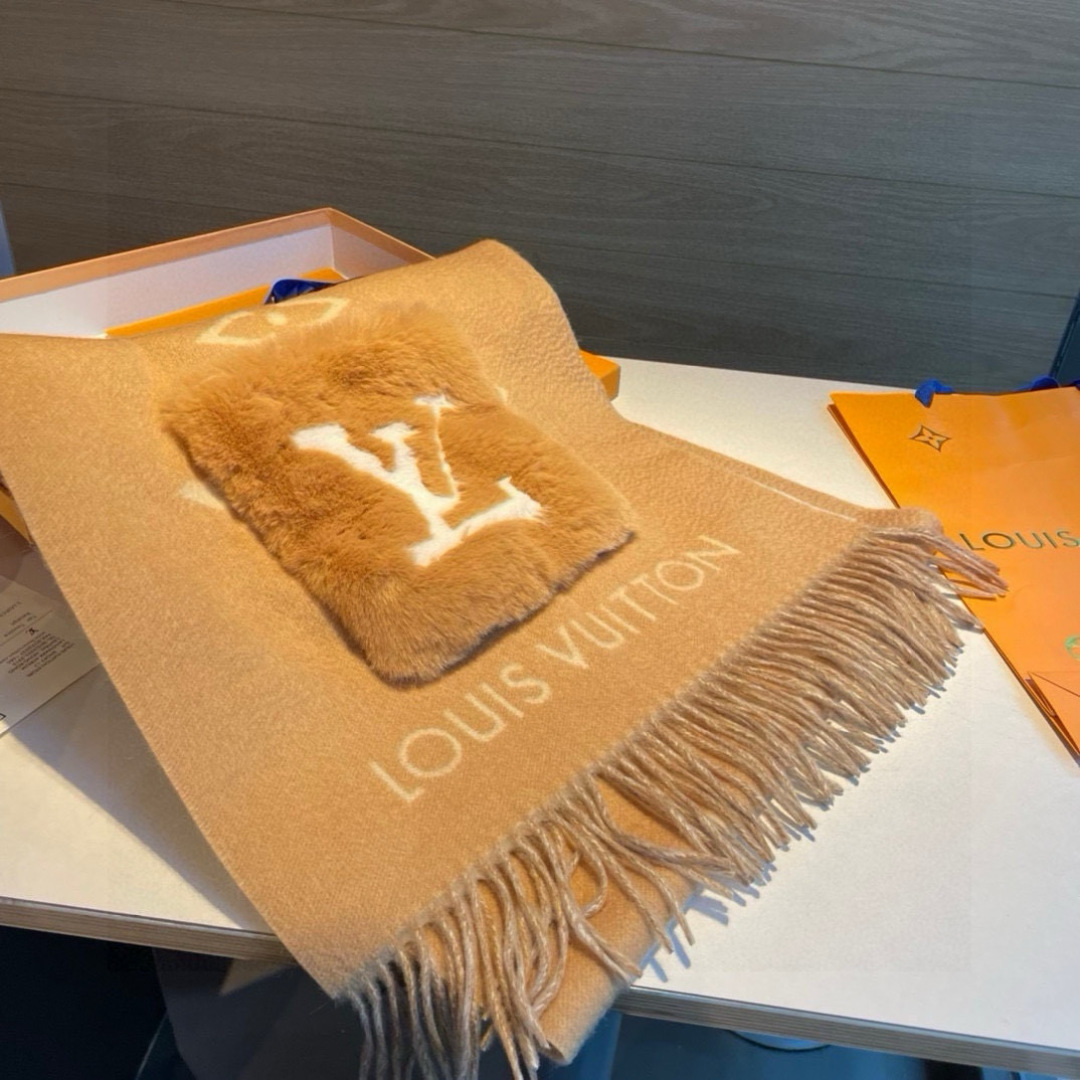 L口袋羊绒长巾🆕LV新款披肩围巾，延续冬日经典❗️羊绒添缀兔毛P口袋，嵌饰 Monogram 图案更显尊