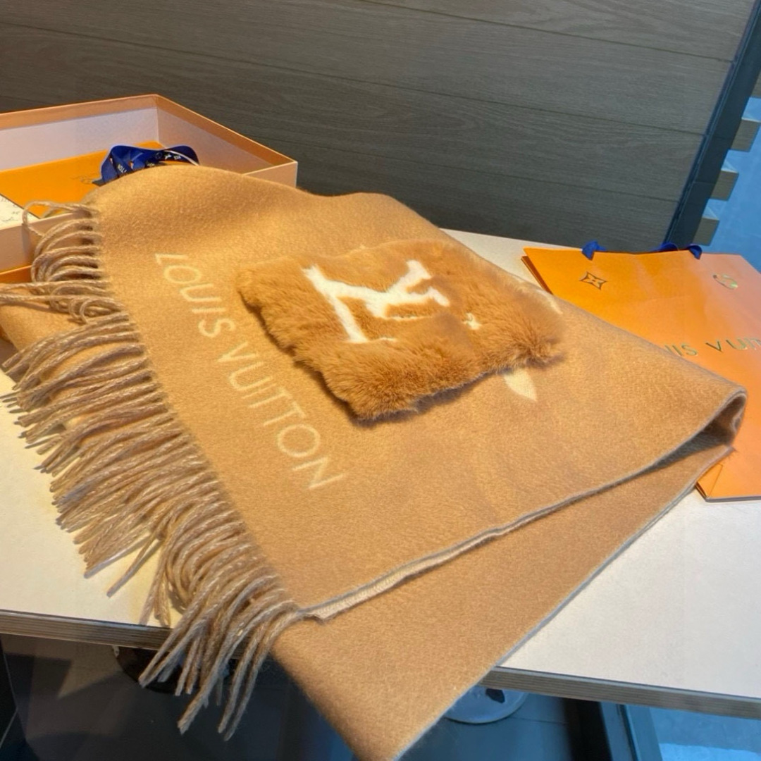 L口袋羊绒长巾🆕LV新款披肩围巾，延续冬日经典❗️羊绒添缀兔毛P口袋，嵌饰 Monogram 图案更显尊