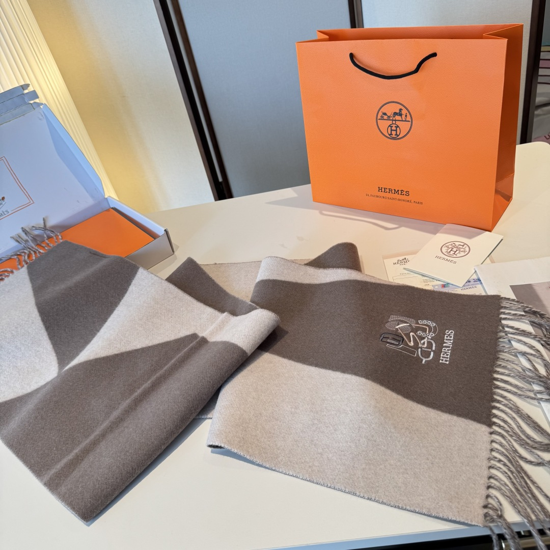 ✨✨爱马仕双面围巾❗好看的要疯掉了，太有型太有魅力了❗❗非常斯文时尚的秋冬单品！真的很喜欢，非常Clas