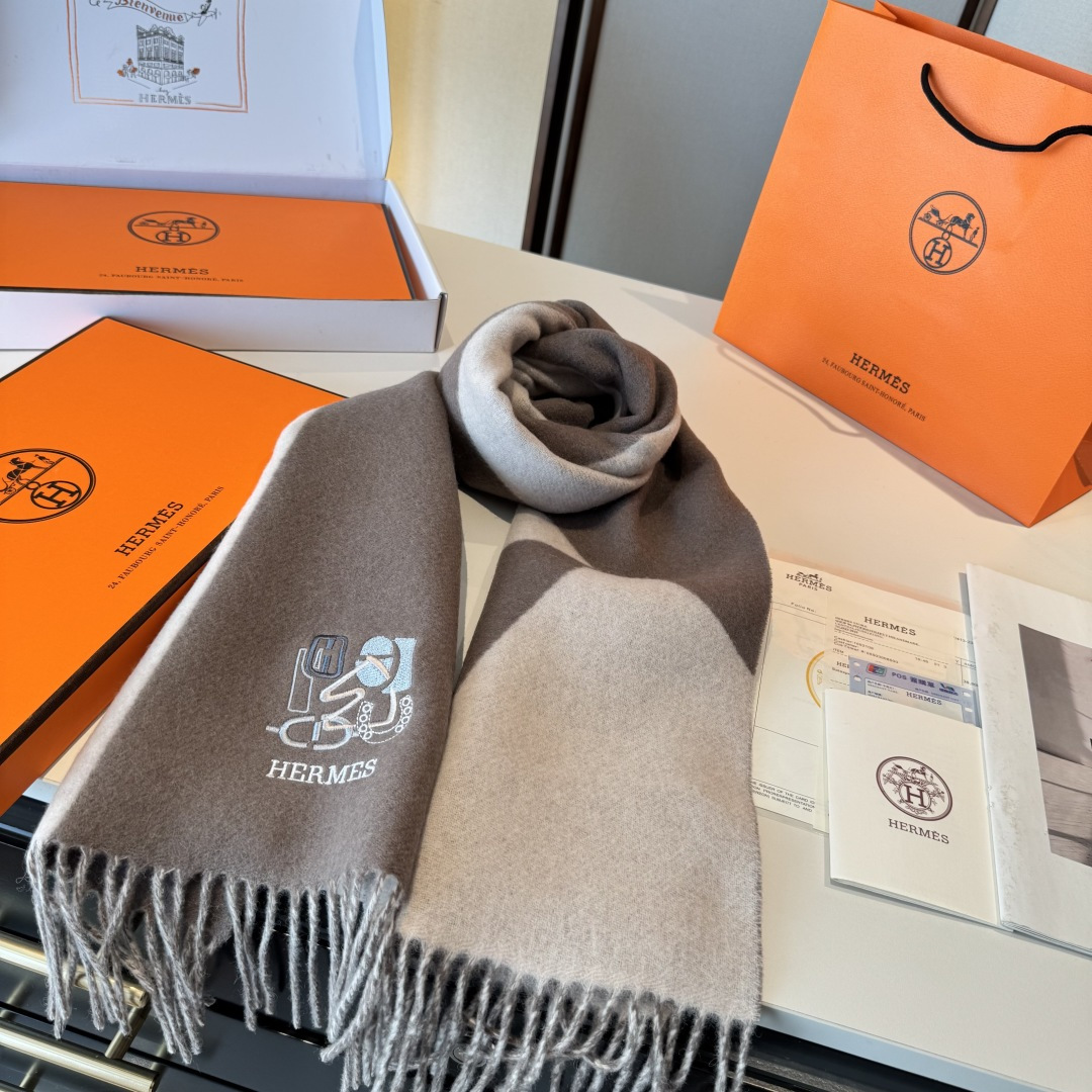 ✨✨爱马仕双面围巾❗好看的要疯掉了，太有型太有魅力了❗❗非常斯文时尚的秋冬单品！真的很喜欢，非常Clas