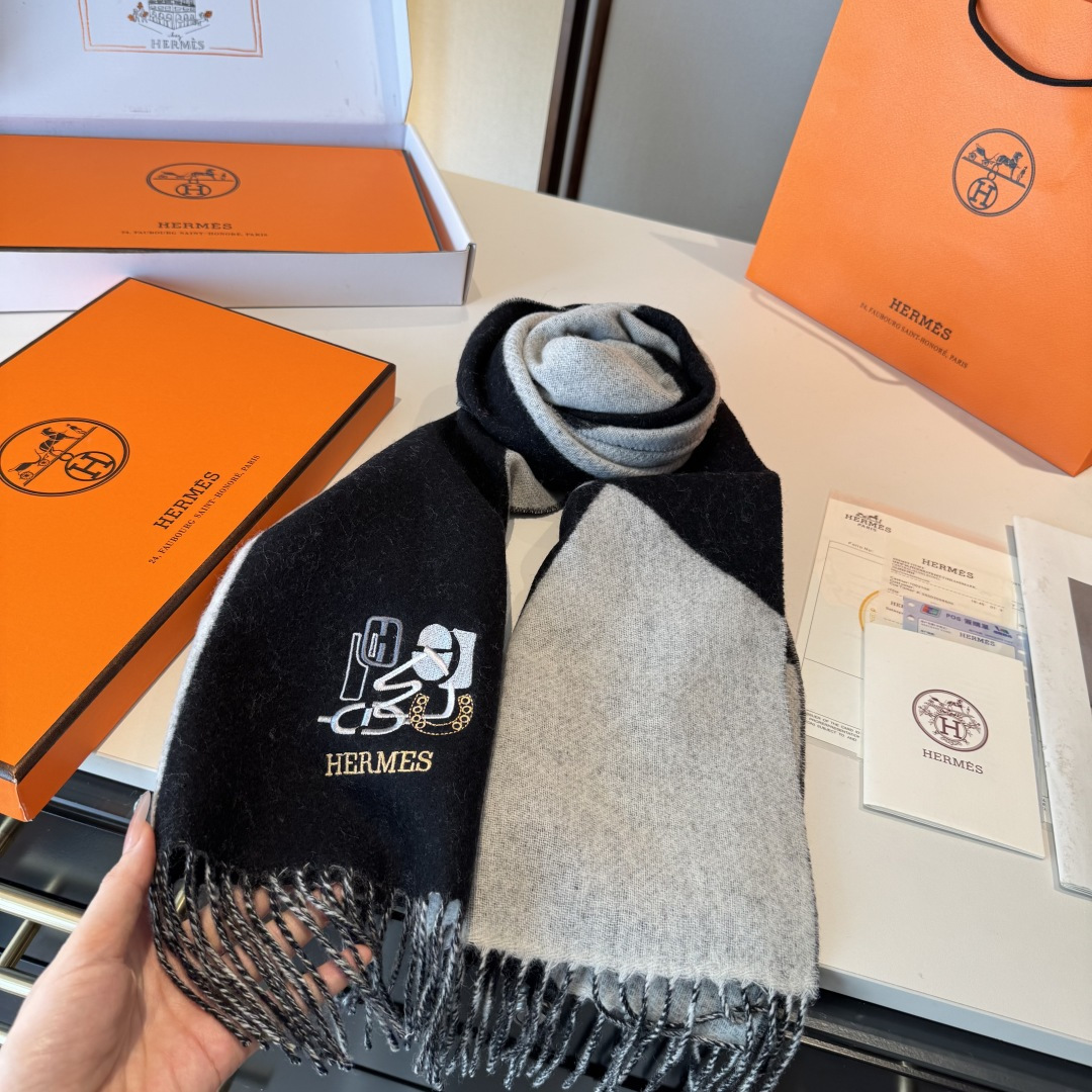✨✨爱马仕双面围巾❗好看的要疯掉了，太有型太有魅力了❗❗非常斯文时尚的秋冬单品！真的很喜欢，非常Clas