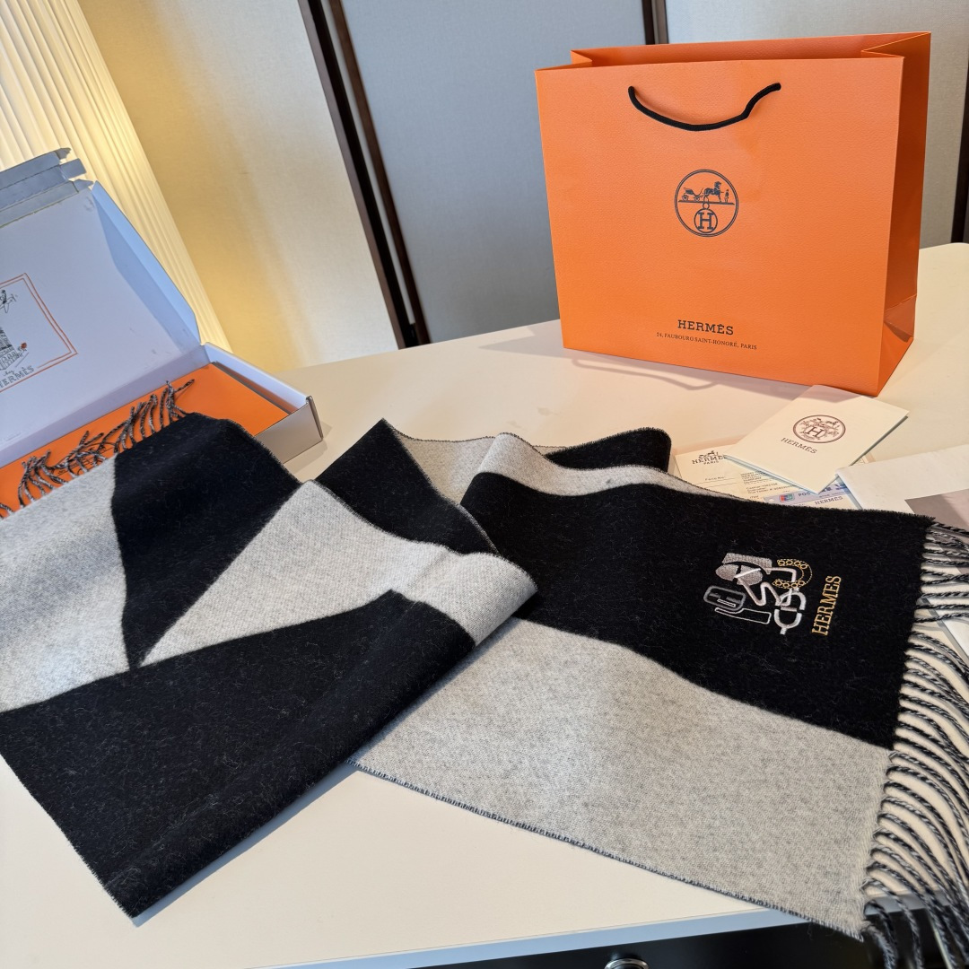 ✨✨爱马仕双面围巾❗好看的要疯掉了，太有型太有魅力了❗❗非常斯文时尚的秋冬单品！真的很喜欢，非常Clas