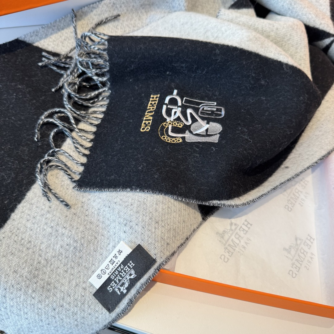 ✨✨爱马仕双面围巾❗好看的要疯掉了，太有型太有魅力了❗❗非常斯文时尚的秋冬单品！真的很喜欢，非常Clas